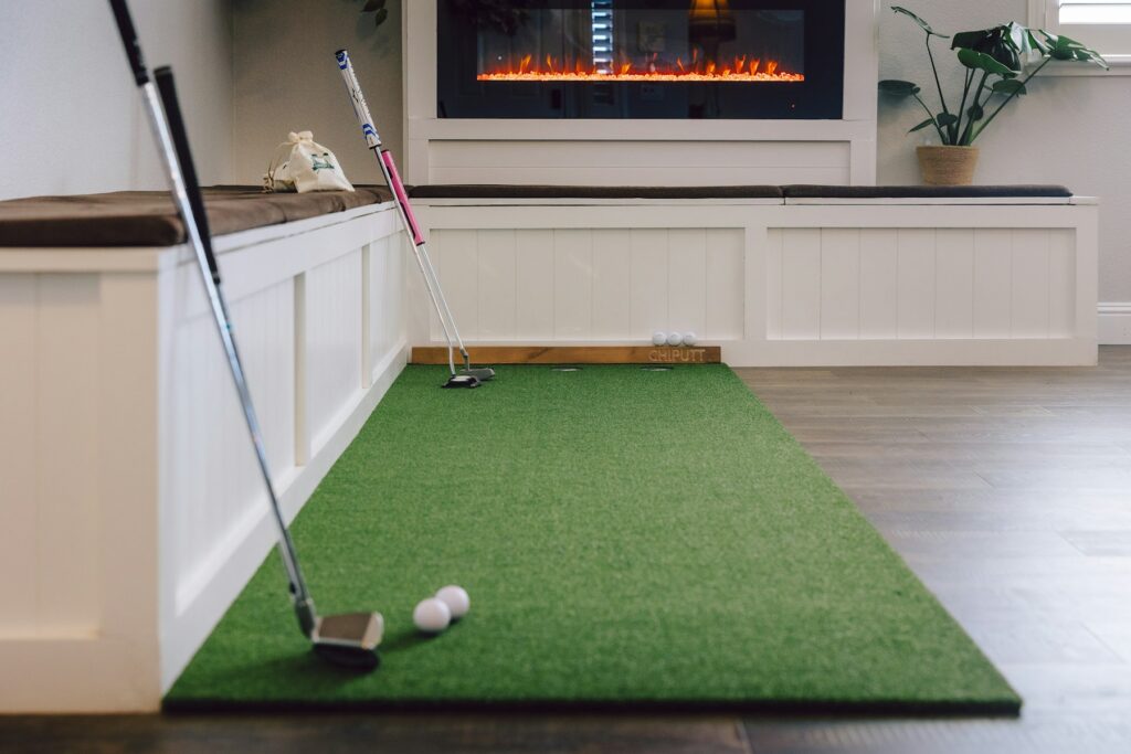 Indoor-Putting-Green mit Golfschlägern und Bällen