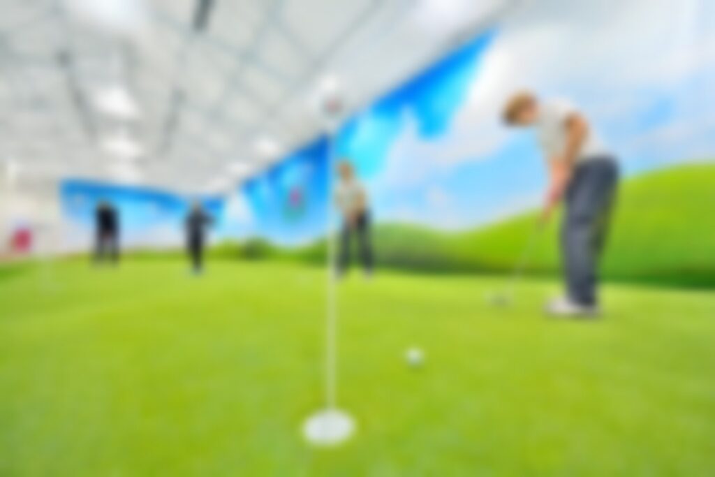 Unscharfes Bild einer Indoor-Golf-Anlage mit Putting Green